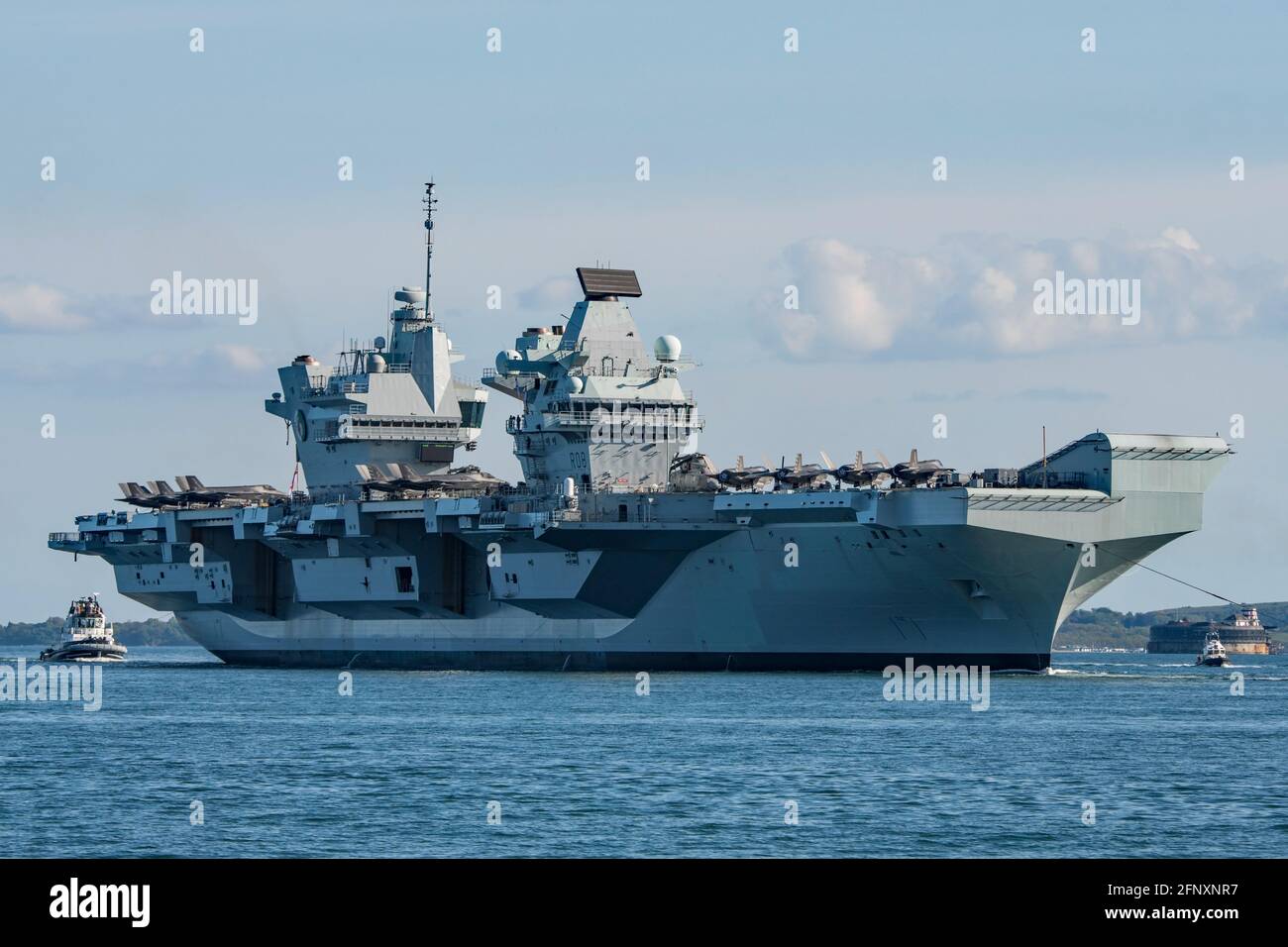 Der Flugzeugträger HMS Queen Elizabeth (R08) kehrte am 19 5/2021 mit F-35B-Kämpfern und Merlin-Hubschraubern auf dem Flugdeck nach Portsmouth, Großbritannien, zurück. Stockfoto