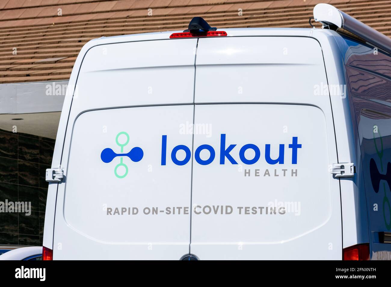 Lookout Health, schnelle vor-Ort-COVID-19-Testanzeige auf mobilen Laborfahrzeugen. - Redwood City, Kalifornien, USA - 2021 Stockfoto