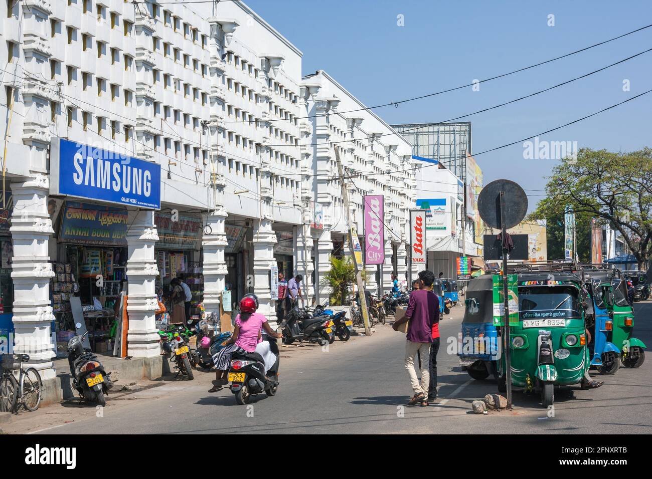 Shoppen Sie Gebäude im Zentrum von Jaffna mit Samsung und Bata Werbung und geparkten Auto Rikschas, Northern Province, Sri Lanka Stockfoto