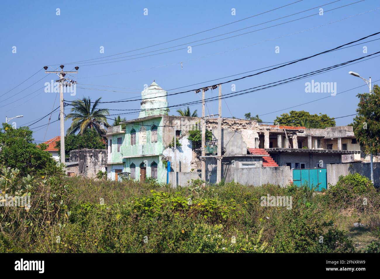 Verwahrloste Wohnung, die während des Bürgerkrieges Schaden erlitten hat, Jaffna, Nordprovinz, Sri Lanka Stockfoto