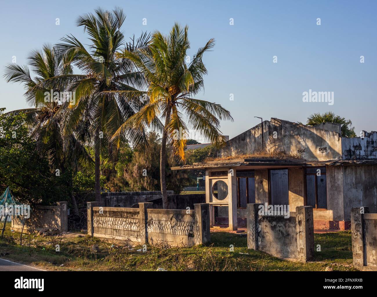 Verwahrloste Wohnung, die während des Bürgerkrieges Schaden erlitten hat, Jaffna, Nordprovinz, Sri Lanka Stockfoto