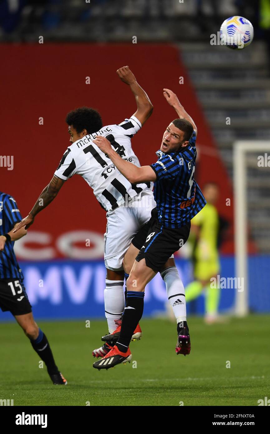 Reggio Emilia, Italien. Mai 2021. Robin Gosens (Atalanta)Weston McKennie (Juventus) während des italienischen „Serie A Italien Cup“-Spiels zwischen Atalanta 1-2 Juventus im Mapei Stadium am Mai. 19, 2021 in Reggio Emilia, Italien. Kredit: Maurizio Borsari/AFLO/Alamy Live Nachrichten Gutschrift: Aflo Co. Ltd./Alamy Live Nachrichten Stockfoto