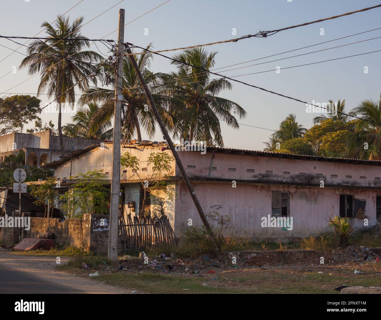 Verwahrloste Wohnung, die während des Bürgerkrieges Schaden erlitten hat, Jaffna, Nordprovinz, Sri Lanka Stockfoto