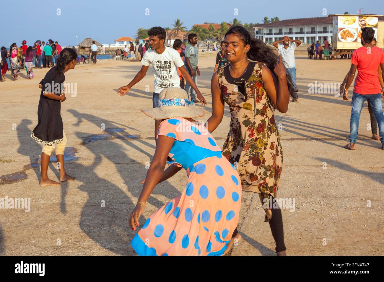Jugendliche aus Sri Lanka spielen kili Thadthu (ähnlich wie Tag) am Strand von Kankesanturai, Nordprovinz, Sri Lanka Stockfoto