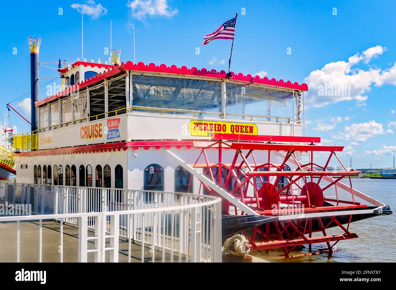 Das Raddampfer-Flussboot Perdido Queen ist am Arthur C. Outlaw Convention Center, 14. Mai 2021, in Mobile, Alabama, angedockt. Stockfoto