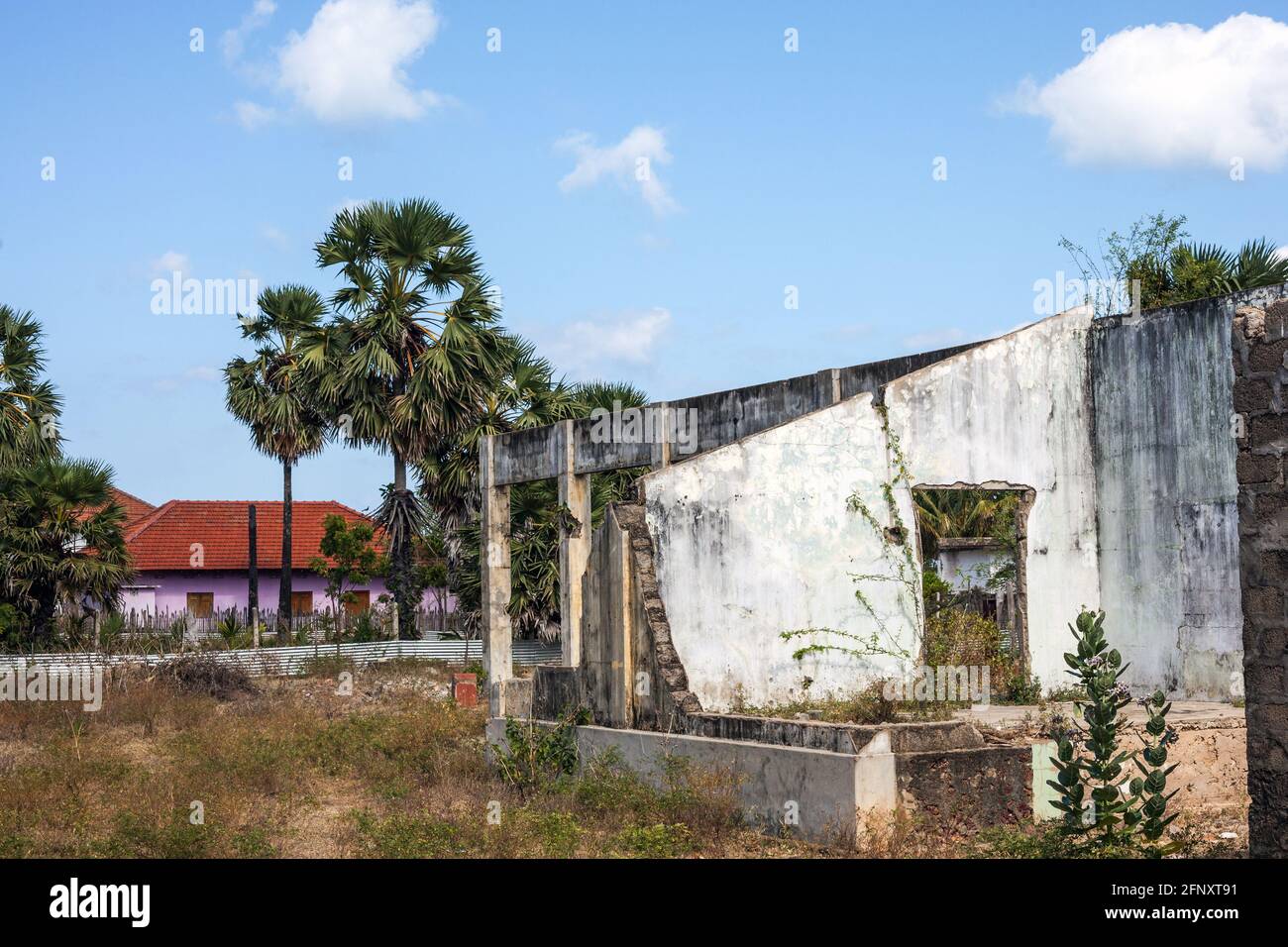 Verwahrlost Haus, das während des Bürgerkrieges Schaden erlitten, Mullaitivu, Northern Province, Sri Lanka Stockfoto