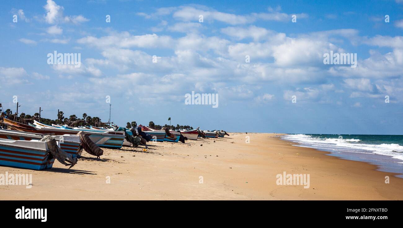 Fischerboote an einem verlassenen Strand in Mullaitivu, Nordprovinz, Sri Lanka Stockfoto