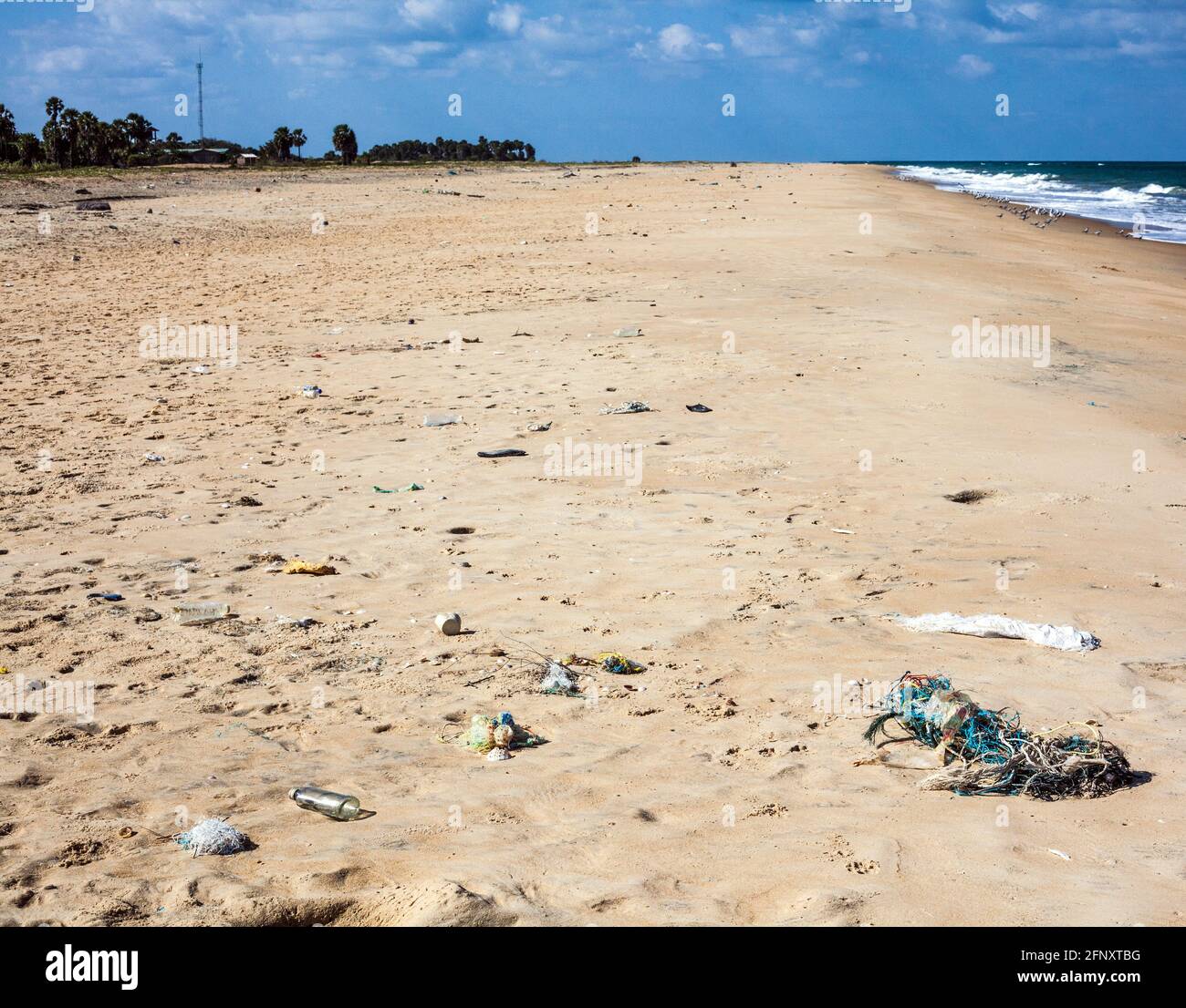 Am Strand von Mullaitivu, Nordprovinz, Sri Lanka, wurde Müll zurückgelassen und aufgespült Stockfoto