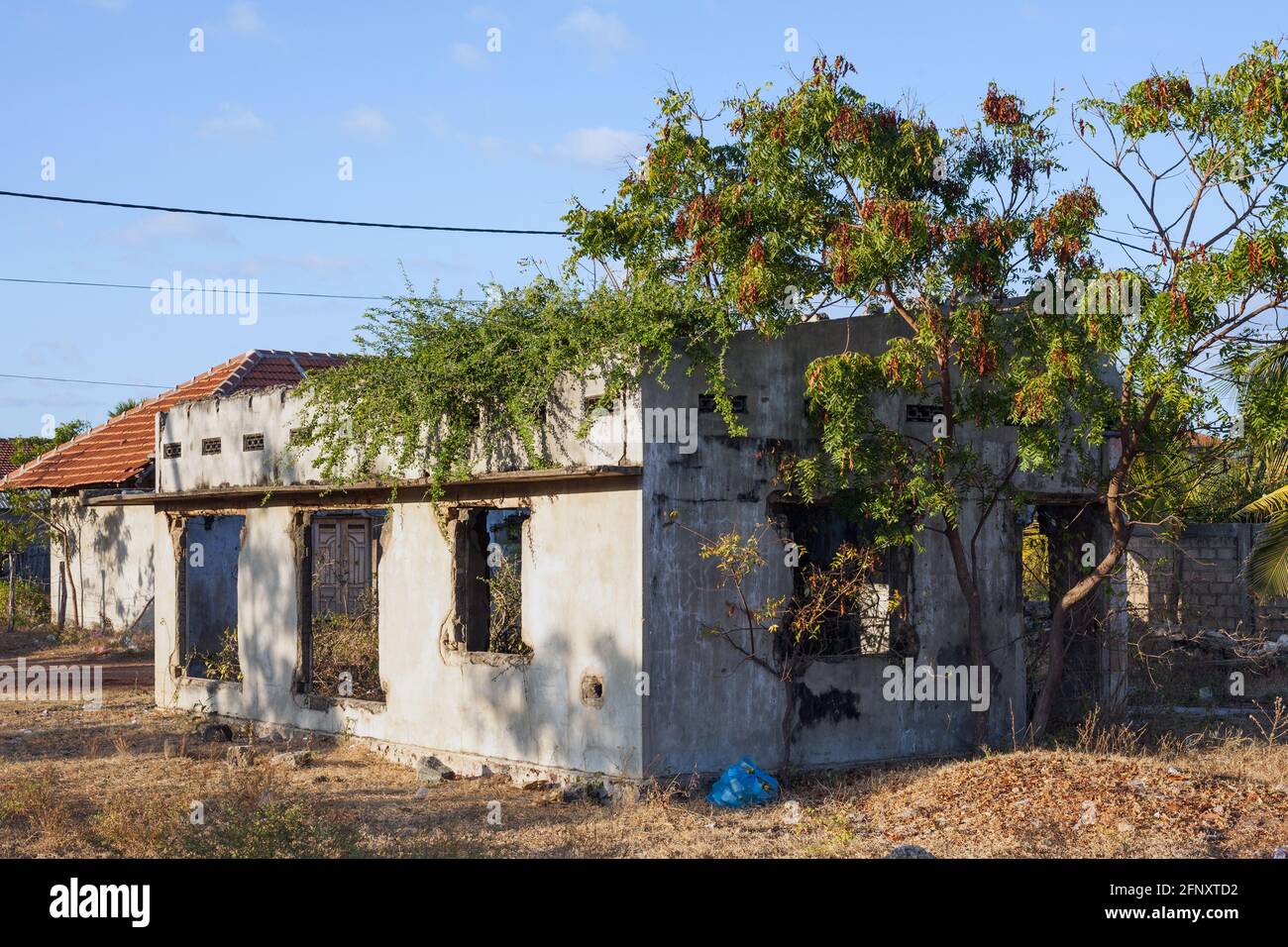 Verwahrlost Haus, das während des Bürgerkrieges Schaden erlitten, Mullaitivu, Northern Province, Sri Lanka Stockfoto