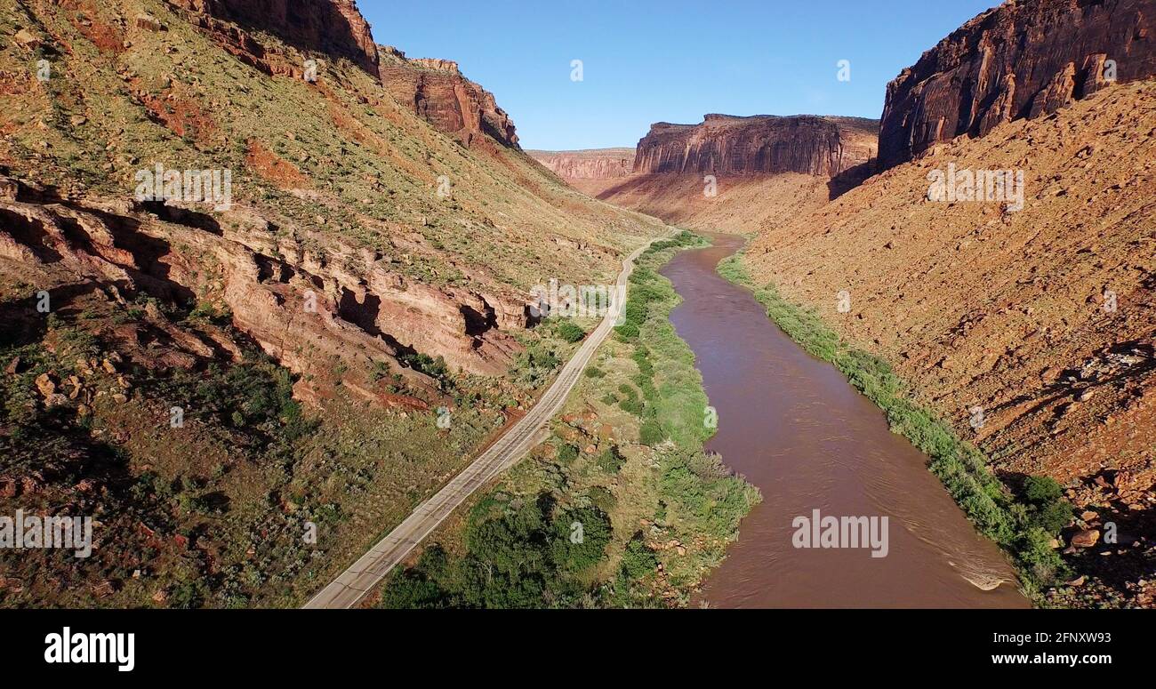 Landschaftlich reizvolle Nebenstraße 128, die entlang des Colorado River verläuft, in der Nähe von Moab, Utah, USA Stockfoto