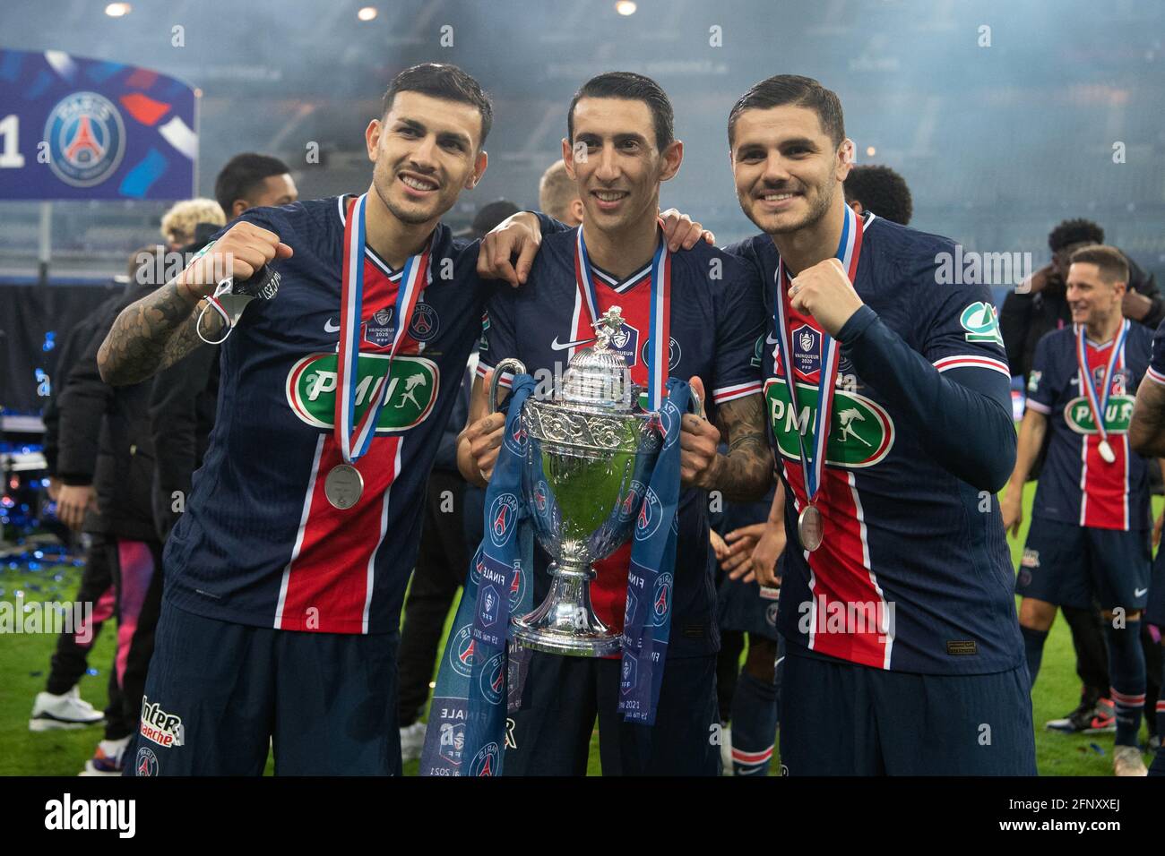 paris-frankreich-mai-2021-leandro-paredes-angel-di-maria-und-mauro-icardi-vom-psg-posieren-mit-der-trophae-beim-franzosischen-pokalfinale-coupe-de-france-zwischen-paris-saint-germain-psg-und-as-monaco-asm-im-stade-de-france-am-19-mai-2021-in-saint-denis-bei-paris-frankreich-foto-von-david-niviereabacapresscom-quelle-abaca-pressalamy-live-news-2fnxxej.jpg