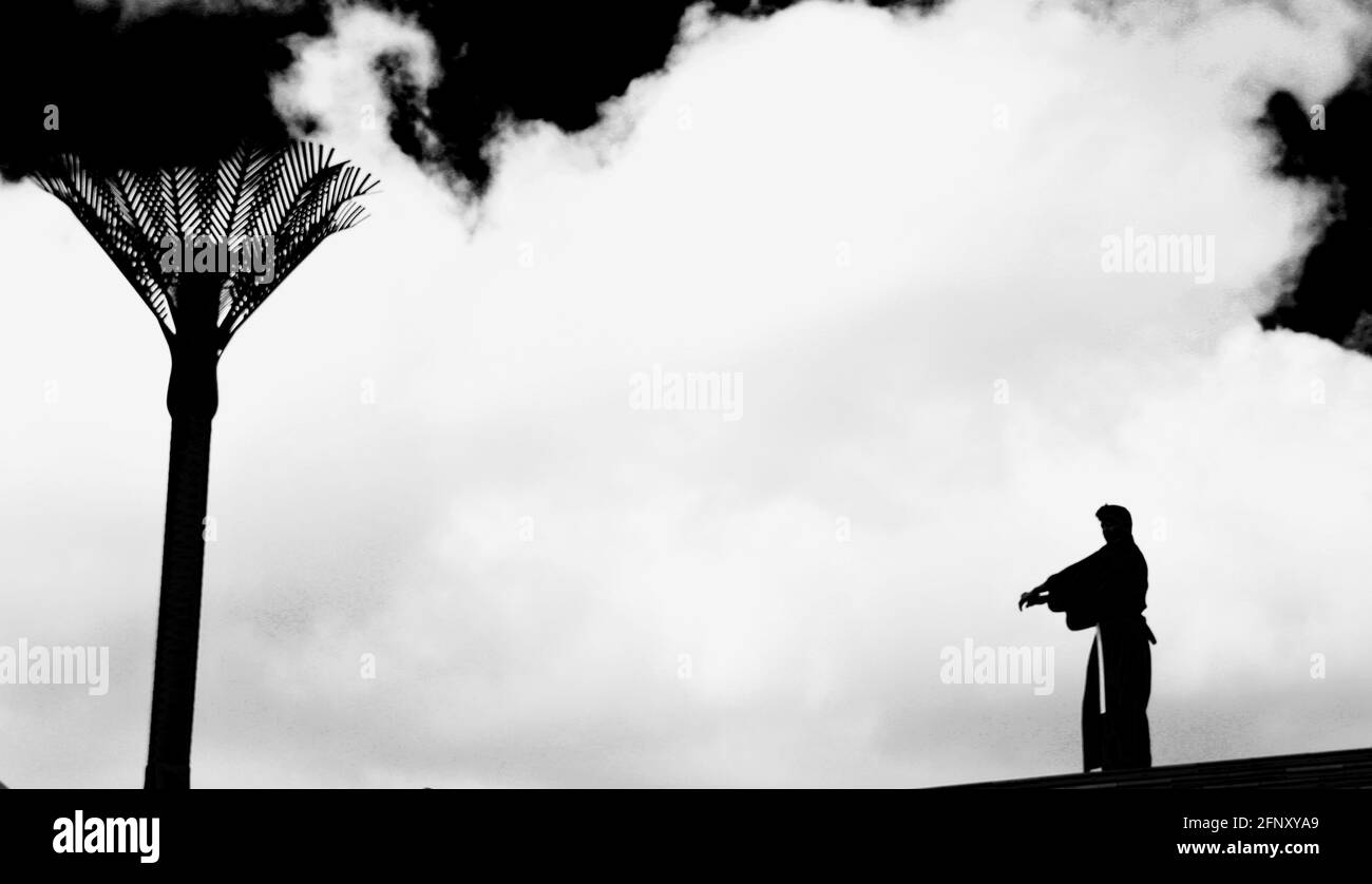 Silhouette eines Samurai in einer urbanen Umgebung mit einem Katana in einer weißen Scheide. Stockfoto