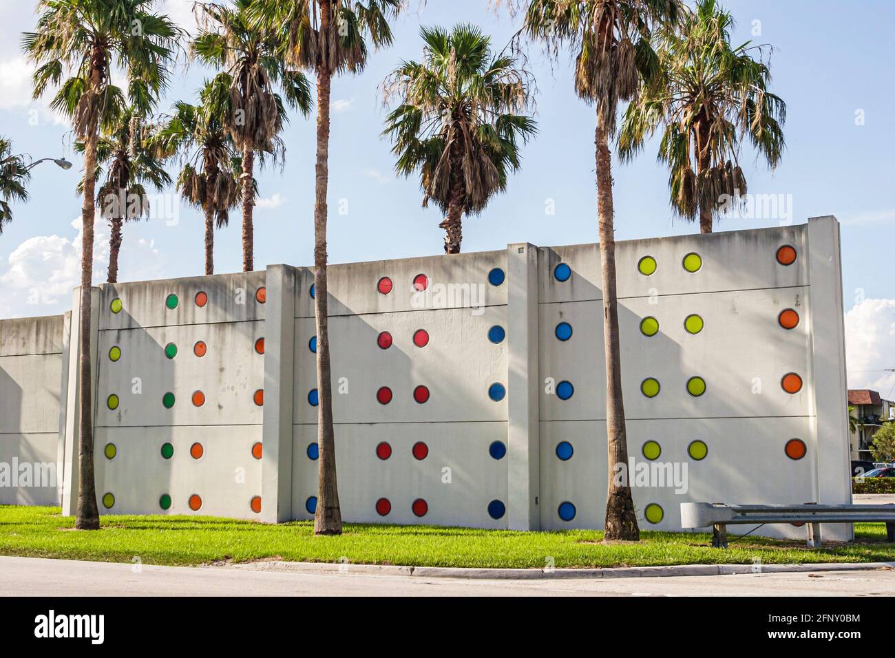 Miami Florida, Internationaler Flughafen Zement Sound Visier Barriere öffentliche Kunst, Stockfoto