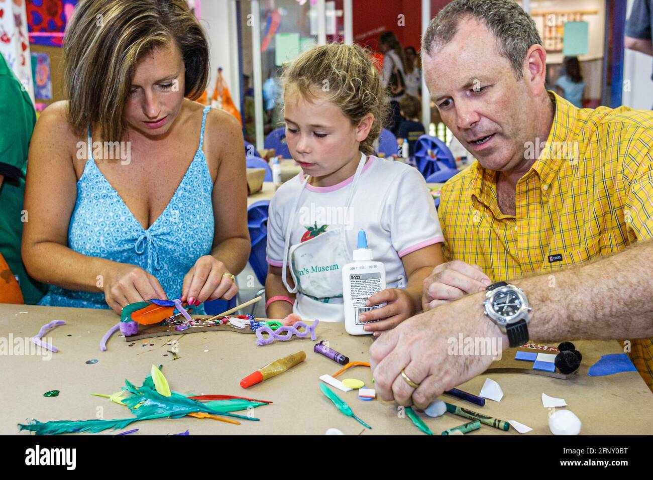 Miami Florida, Watson Jungle Island Children's Museum, Schuhdesign-Workshop Mutter Eltern weiblich Tochter Mädchen Familie Vater, Zusammenarbeit Aktivität, Stockfoto