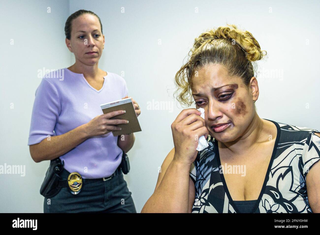 North Miami Beach Florida, Polizeibehörde, hispanische Frau weiblich handeln Missbrauch Opfer tragen Make-up weibliche Detektiv, Interviews Interviews, Stockfoto