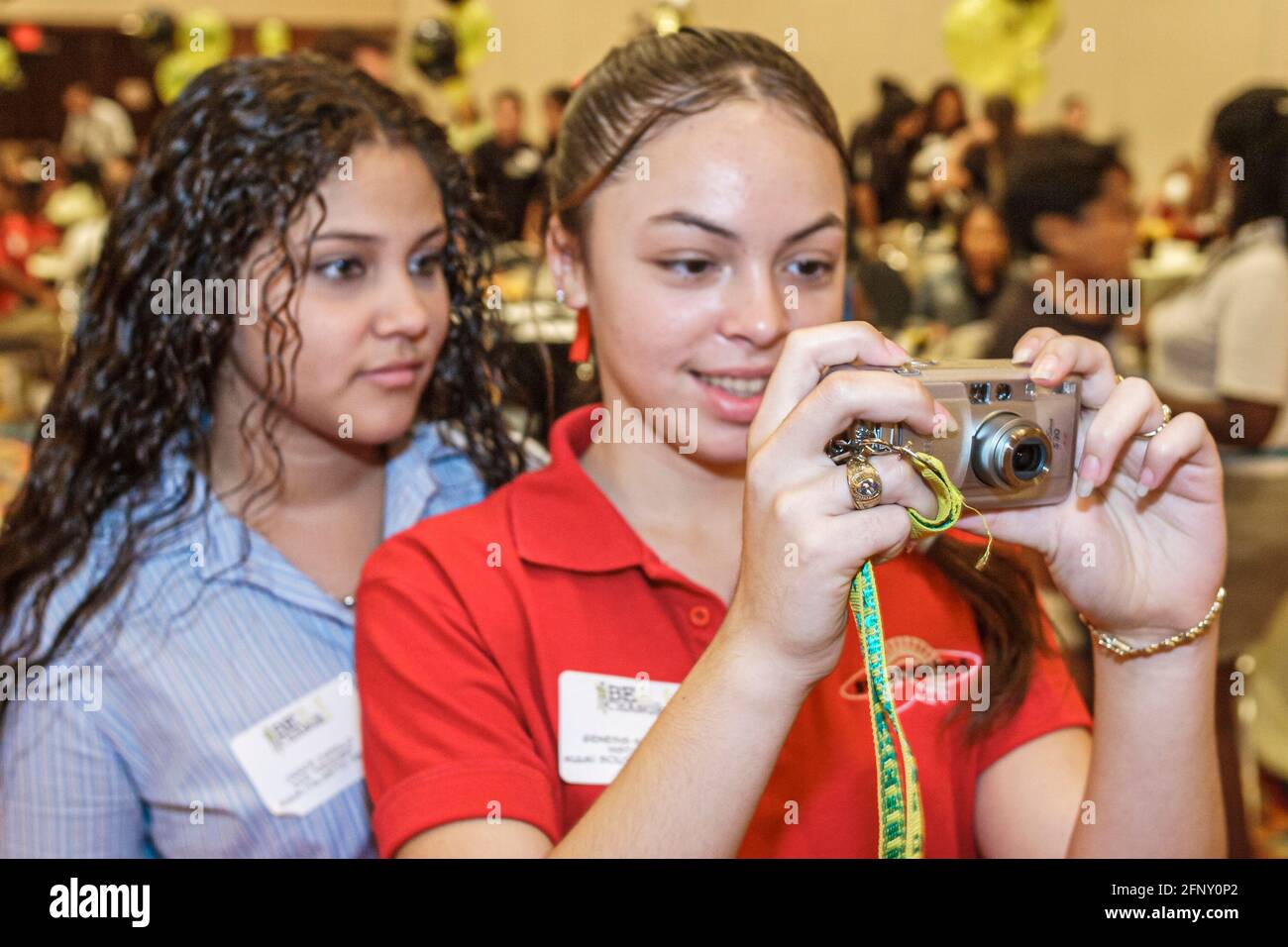 Miami Florida, Drug Free Youth in Town DFYIT Leadership Conference, Jugendliche Jugendliche Studenten Hispanic girls, die mit einer Fotokamera fotografieren, Stockfoto