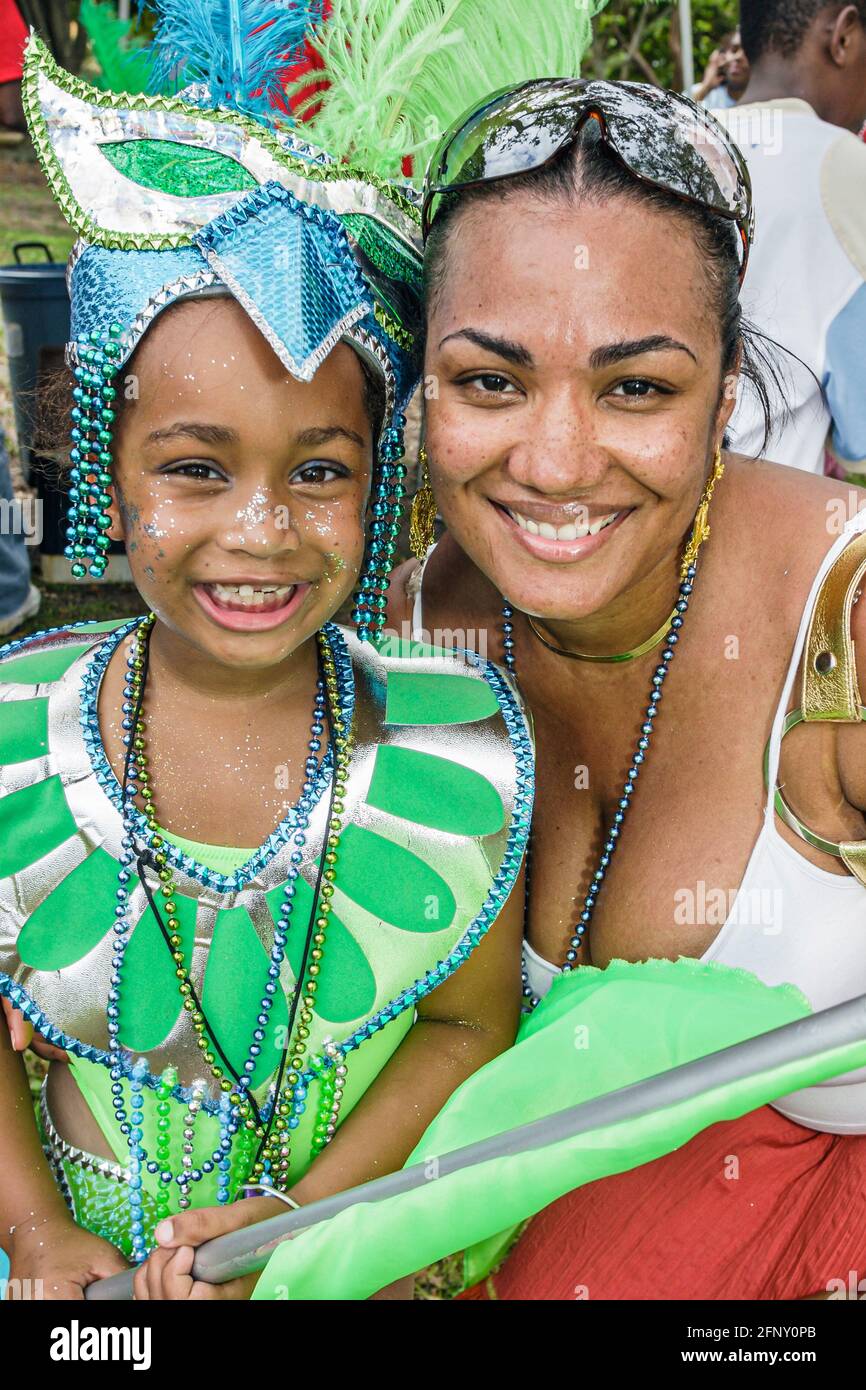 Miami Florida, Coconut Grove Pfau Park Miami Kiddies Karneval, Karibik Mardi Gras Kostüm Kostüme Outfit Mutter Tochter Mädchen, Schwarzes Kind Kind Famii Stockfoto