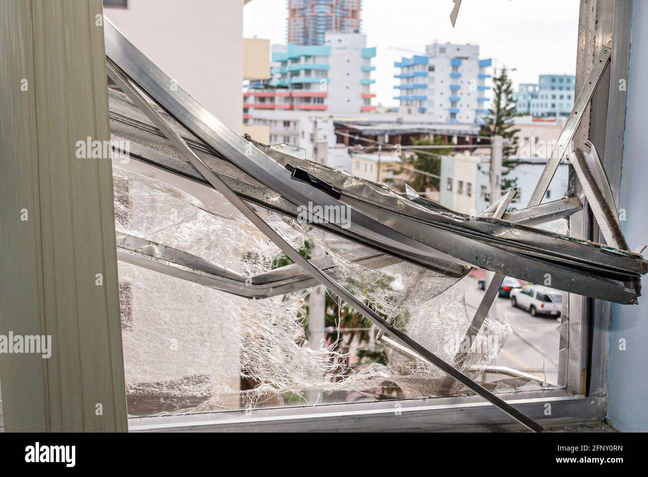 Miami Beach Florida, Ocean Drive, Hurrikan Wilma Windschaden Eigentumswohnung gebrochen Schlafzimmer Fenster, Stockfoto