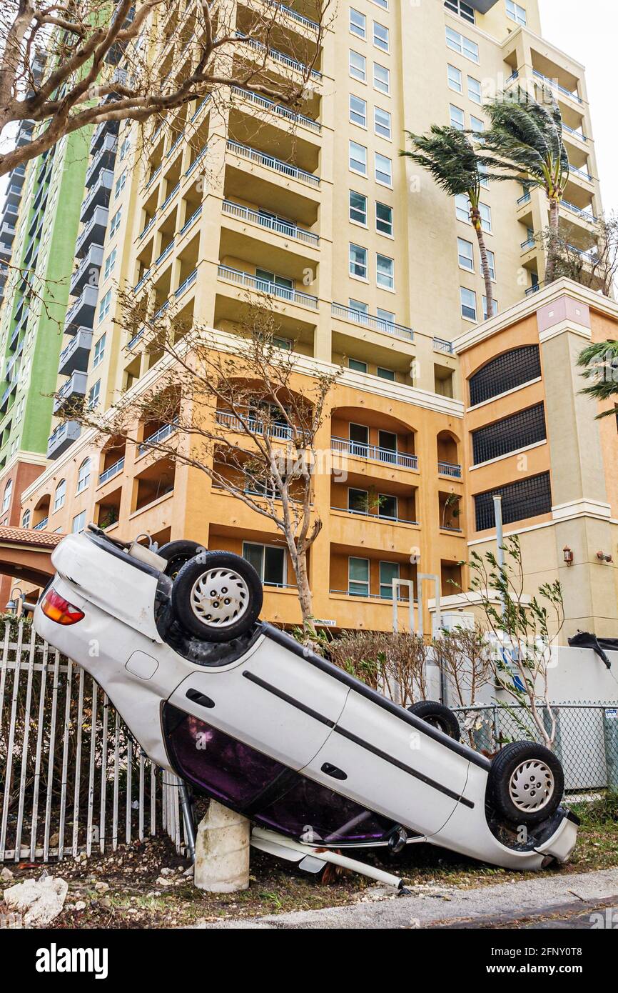 Miami Beach Florida, Alton Road Auto verkehrt herum, Hurrikan Wilma Wind beschädigt Wohnanlage Parkplatz, Stockfoto