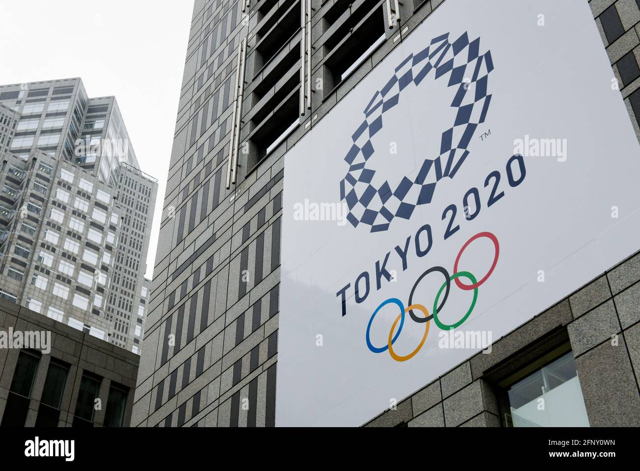 Tokio, Japan. Mai 2021. Ein Tokyo 2020 Banner auf einem Gebäude in Shinjuku in Tokio. (Foto von Cezary Kowalski/SOPA Images/Sipa USA) Quelle: SIPA USA/Alamy Live News Stockfoto