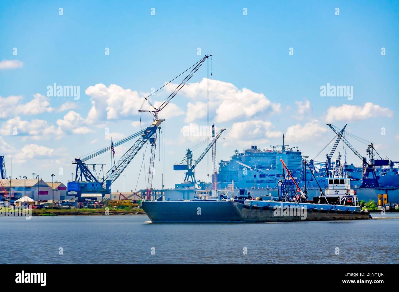 Der Schlepper von San Jose, im Besitz des Buffalo Marine Service, schiebt einen Tankkahn auf dem Mobile River, 14. Mai 2021, in Mobile, Alabama. Stockfoto