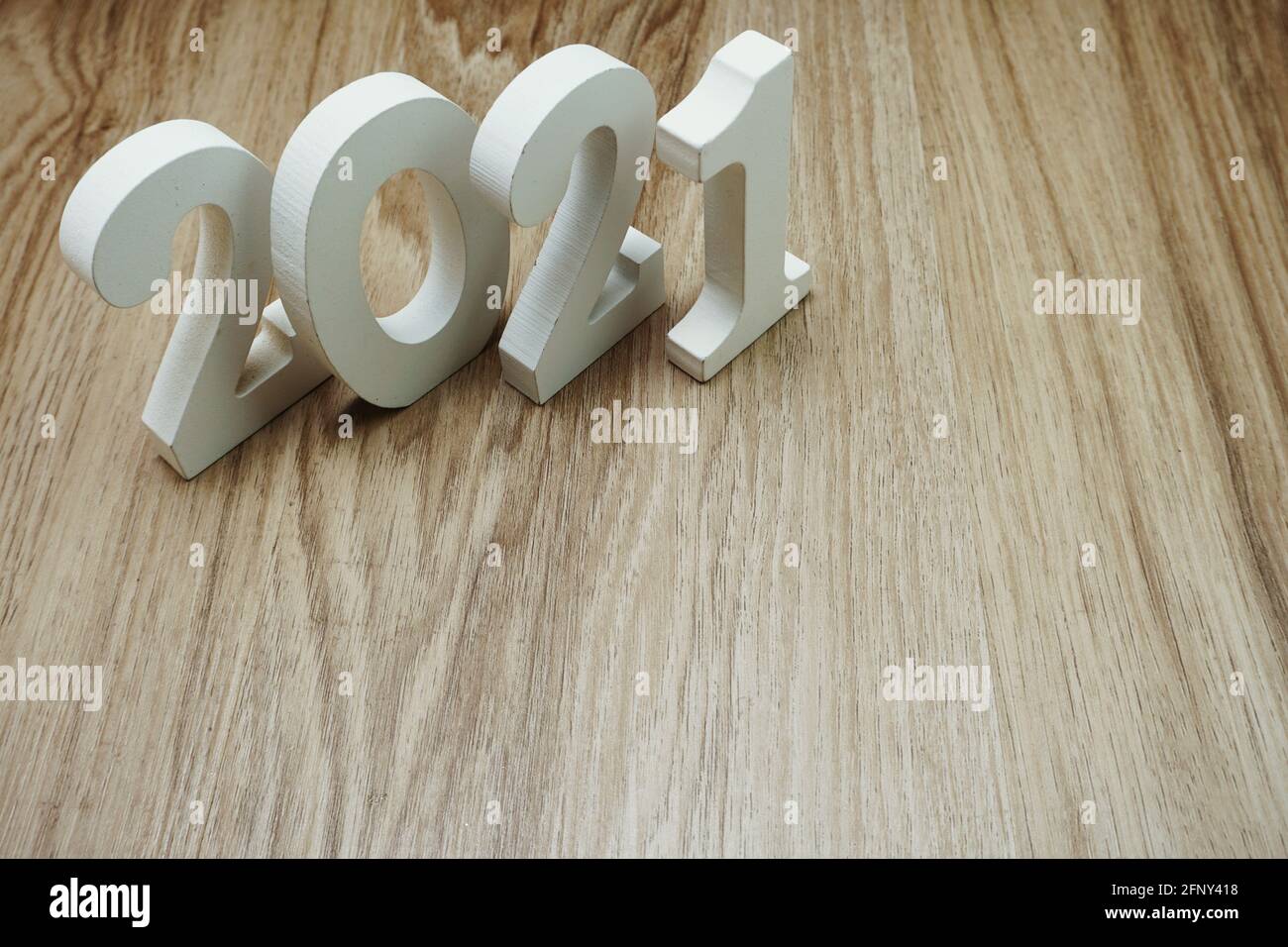 2021 Happy New Year mit Raumkopie auf hölzernem Hintergrund Stockfoto