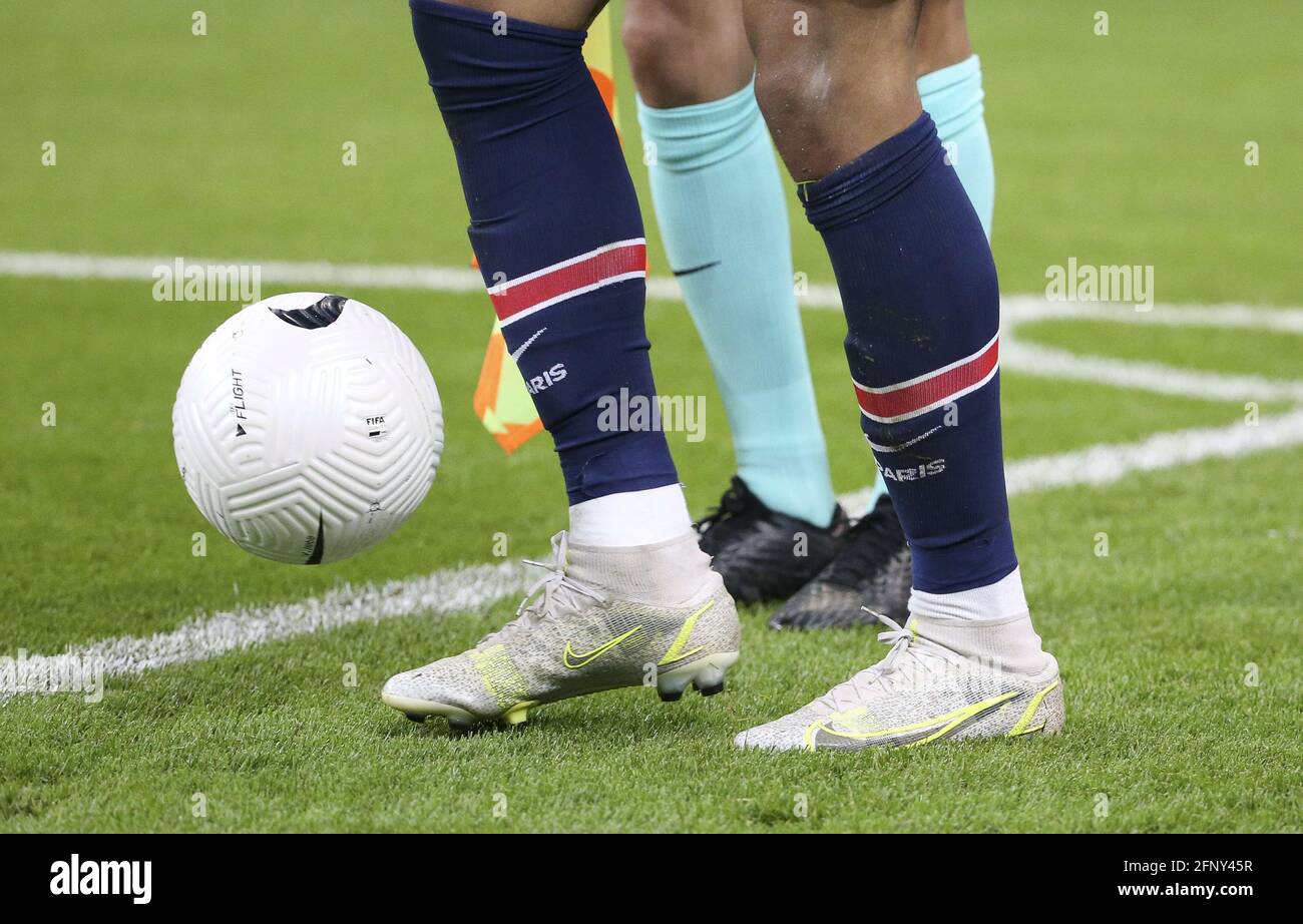 Nike Schuhe von Kylian Mbappe von PSG, Nike Matchball während des  französischen Pokalfinales zwischen AS Monaco (ASM) und Paris Saint-Germain  PSG am 19. Mai 2021 im Stade de France in Saint-Denis bei