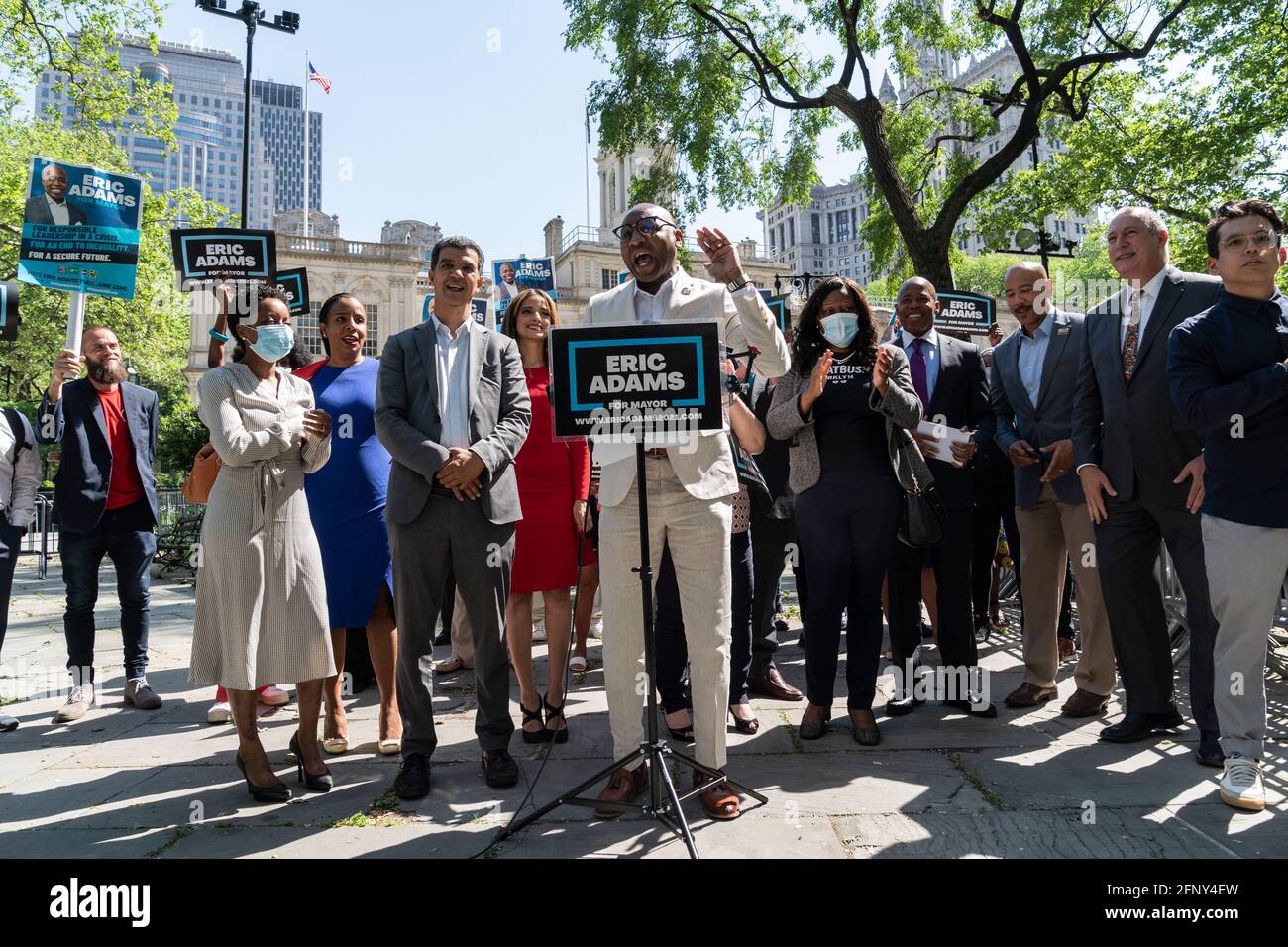 New York, NY - 19. Mai 2021: Donovan Richards, Präsident von Queens Borough, spricht bei der Kundgebung des Bürgermeisterkandidaten Eric Adams mit Unterstützern und gewählten Beamten im City Hall Park Stockfoto