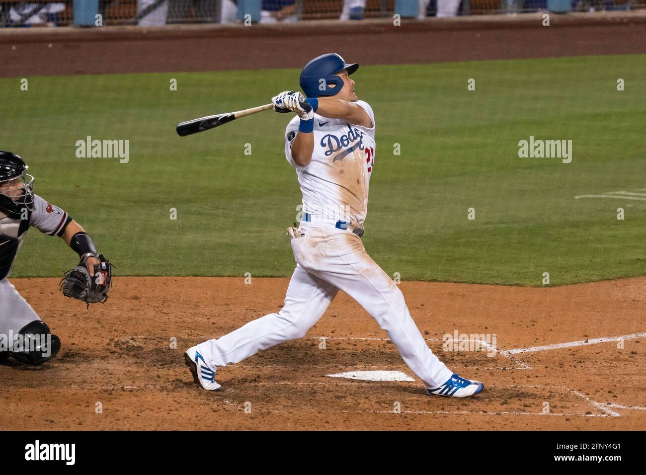 Los Angeles Dodgers erster Baseman Yoshi Tsutsugo (28) flys während eines MLB-Spiels gegen die Arizona Diamondbacks, Dienstag, 18. Mai 2021, in Los Angel aus Stockfoto