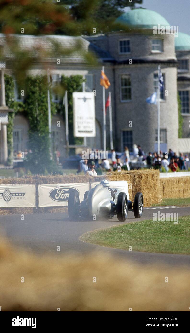 John Surtees fährt beim Goodwood Festival of Speed 1996 einen Mercedes-Benz W125 GP-Wagen aus dem Jahr 1937. Stockfoto