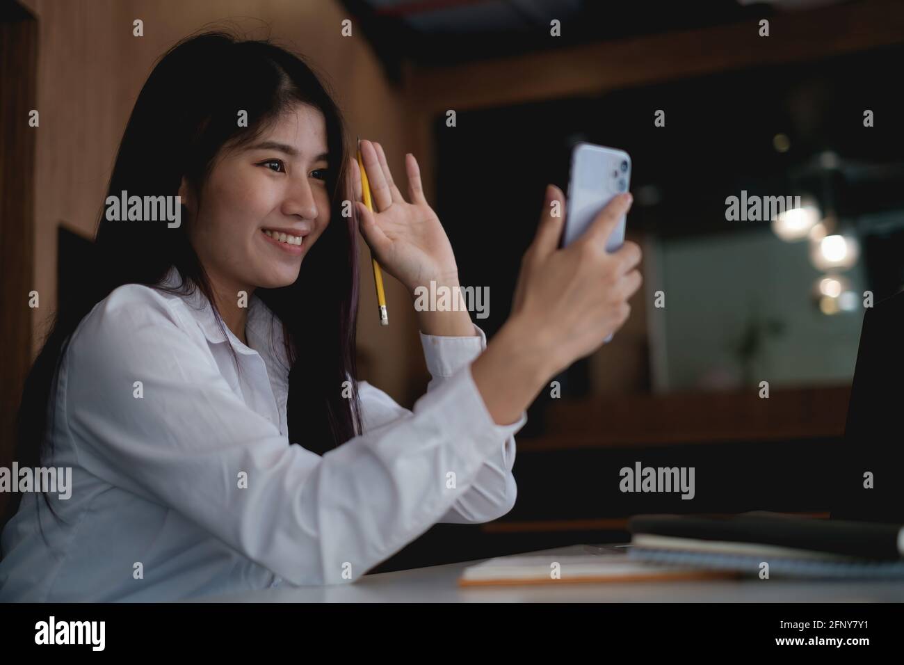 Eine Geschäftsfrau vervollständigt KYC mithilfe eines Online-Banking-Programms, um ein digitales Sparkonto zu eröffnen. Die Definition von Cyber-Sicherheit. Stockfoto