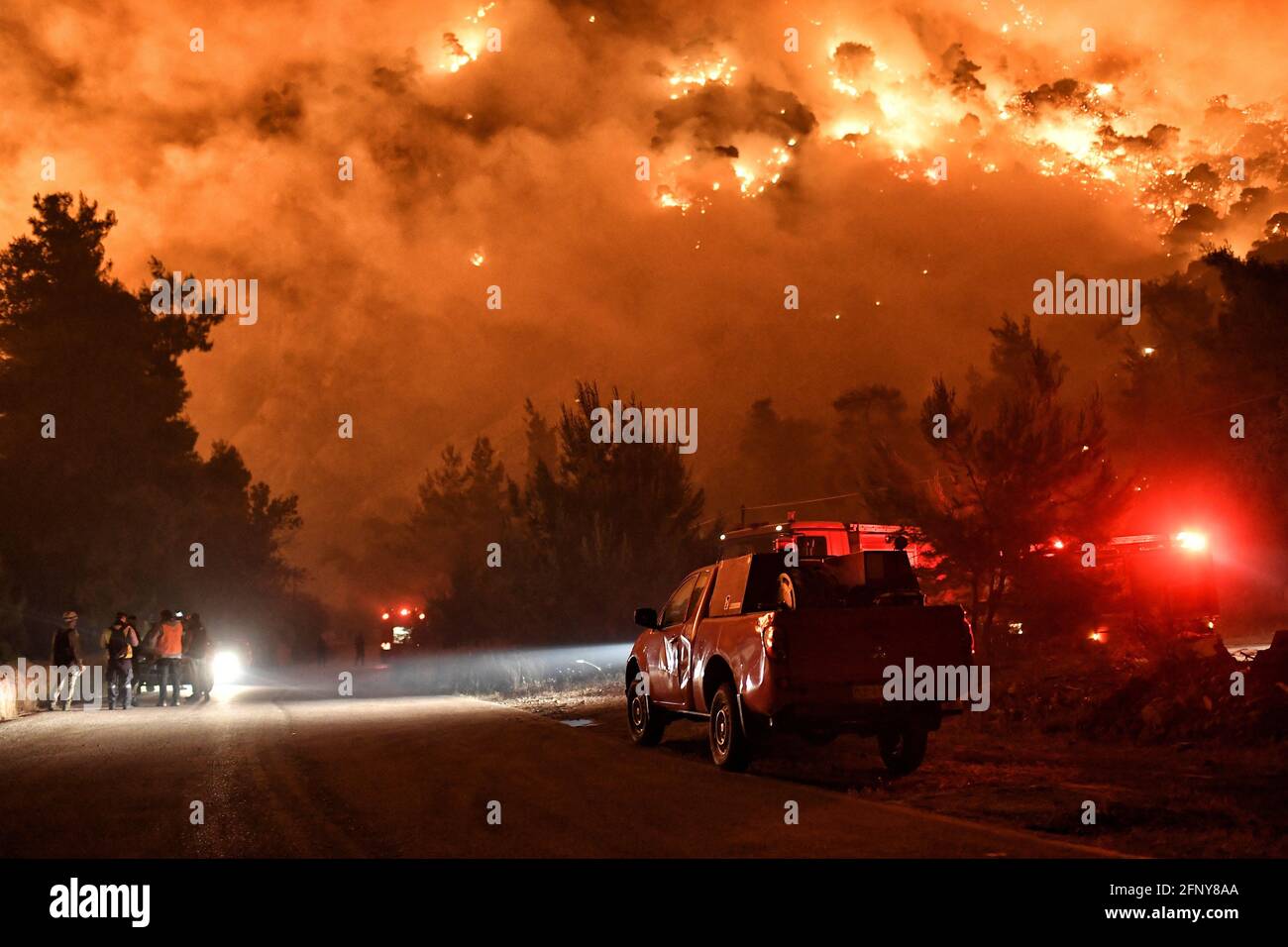 Die Flammen steigen, während Feuerwehrleute und Freiwillige versuchen, einen Brand im Dorf Schinos in der Nähe von Korinth, Griechenland, zu löschen, 19. Mai 2021. Bild aufgenommen am 19. Mai 2021. REUTERS/Vassilis Psomas Stockfoto