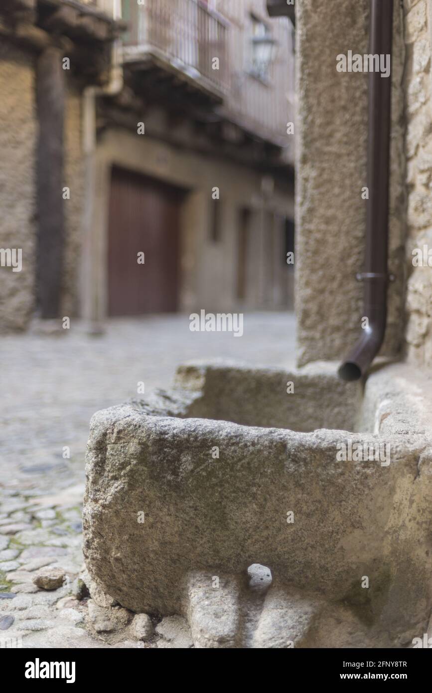 Nahaufnahme eines zerbrochenen Regenwasserbehälters aus Stein in Salamanca, Castilla-la Mancha, Spanien Stockfoto