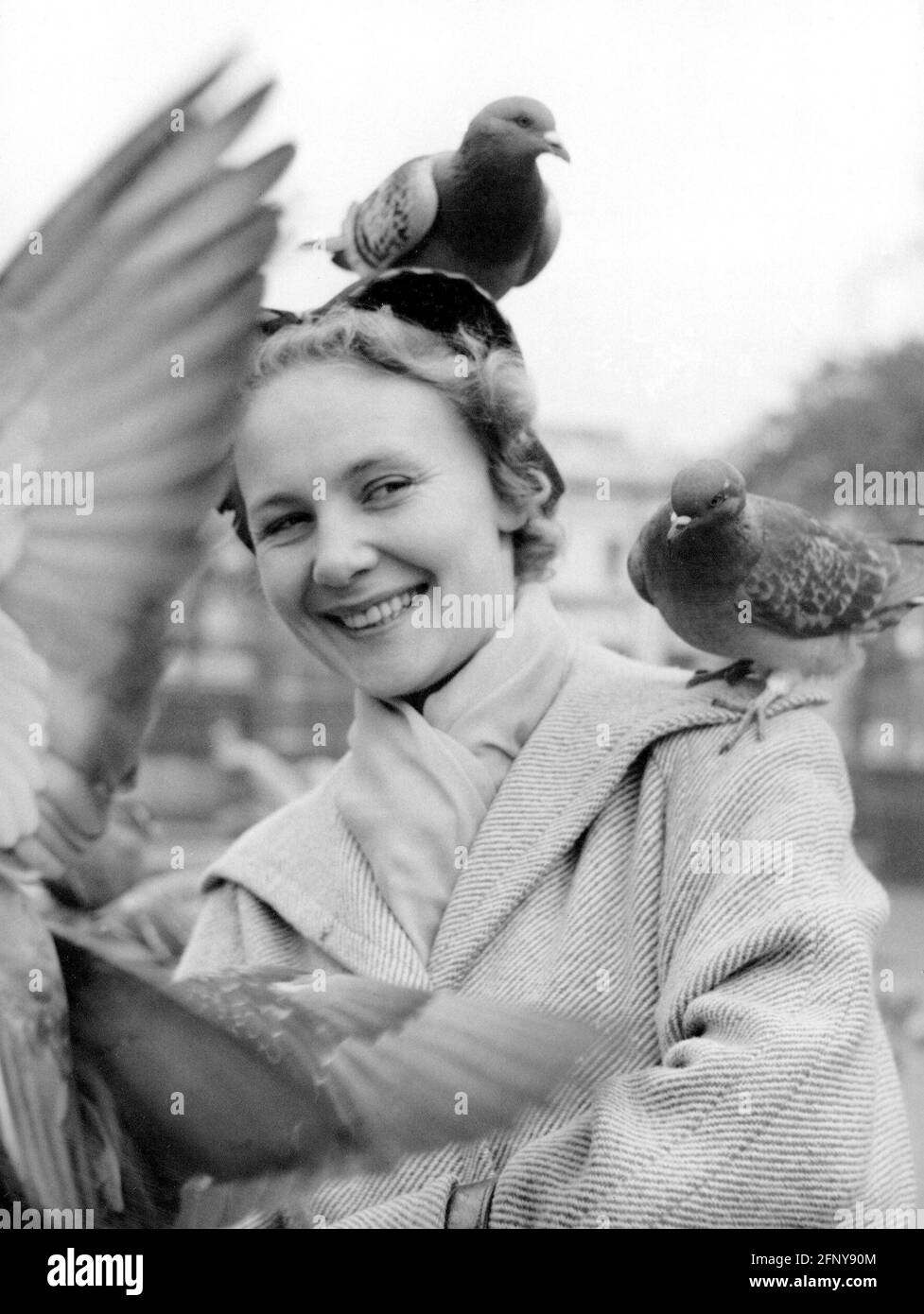 Tourismus, Touristen, Frau auf dem Londoner Trafalgar Square mit Tauben auf Kopf und Schulter, 1956, 1950er Jahre, ZUSÄTZLICHE RECHTE-CLEARANCE-INFO-NOT-AVAILABLE Stockfoto