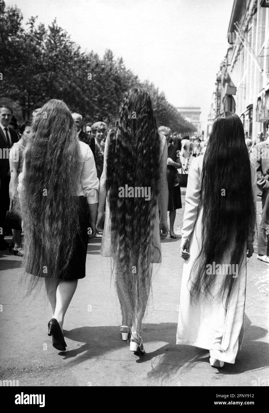 Mode, Frisur, drei Frauen mit sehr langen Haaren, von hinten, 70er Jahre, EXTRA-RIGHTS-CLEARANCE-INFO-NOT-AVAILABLE Stockfoto
