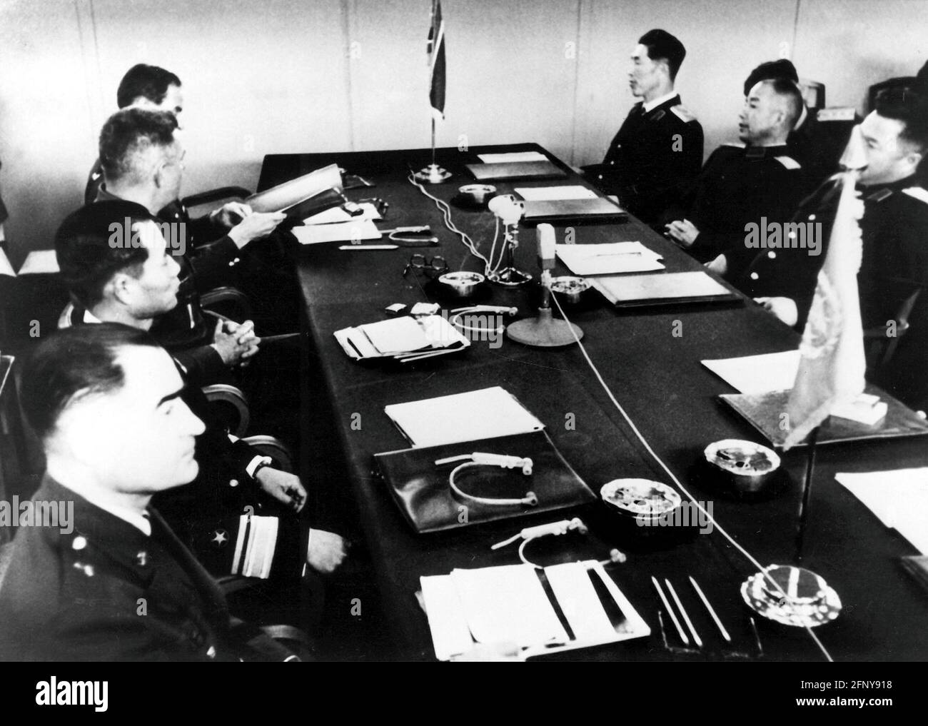 Veranstaltungen, Koreakrieg 1950 - 1953, Waffenstillstandsverhandlungen in Panmunjom, 1952, Konferenztisch, ZUSÄTZLICHE-RIGHTS-CLEARANCE-INFO-NOT-AVAILABLE Stockfoto