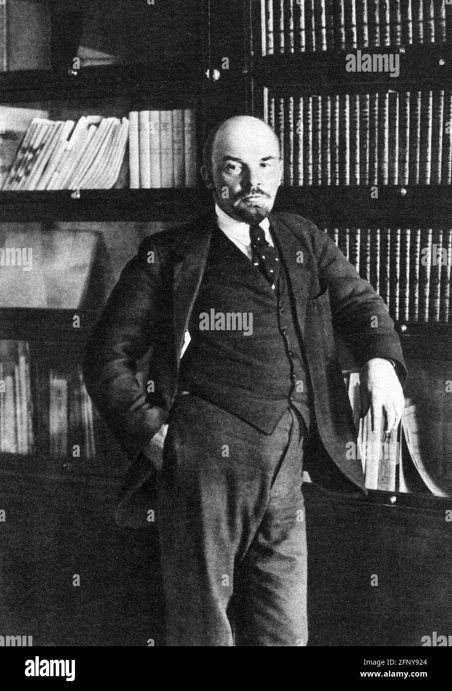Lenin (Wladimir Iljitsch Uljanow), 22.4.1870 - 21.1.1924, russischer Politiker, halbe Länge, ZUSÄTZLICHE-RIGHTS-CLEARANCE-INFO-NOT-AVAILABLE Stockfoto
