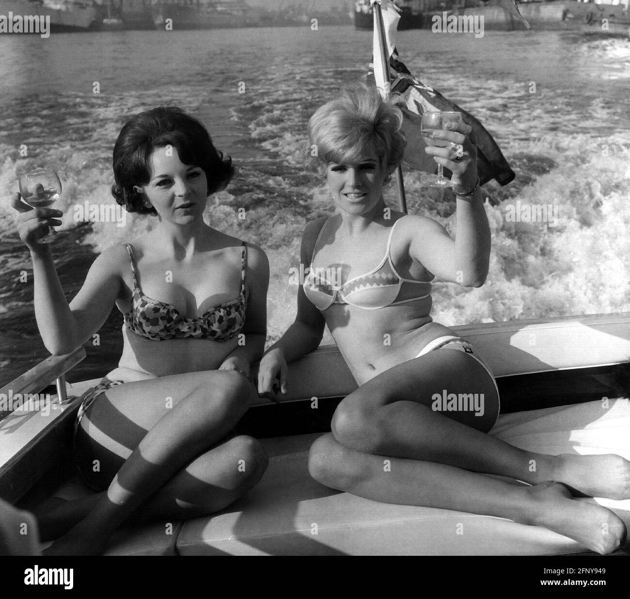 Personen, Frauen, zwei Frauen mit Bikini und Weingläsern auf dem Motorboot, 1968, ZUSÄTZLICHE-RIGHTS-CLEARANCE-INFO-NOT-AVAILABLE Stockfoto