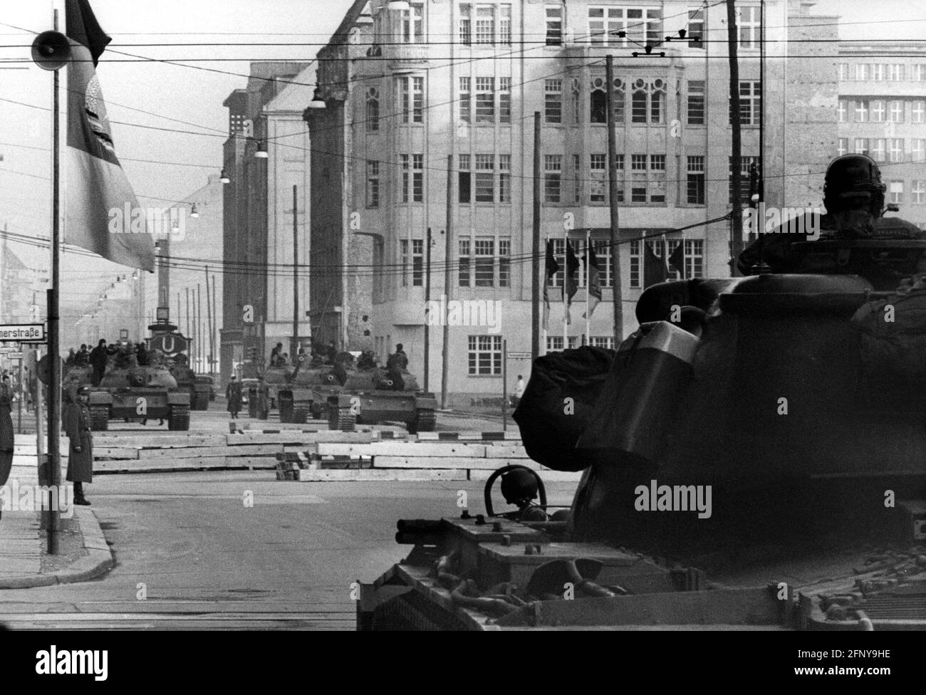 Geographie / Reisen, Deutschland, Berlin, Politik, sowjetische und amerikanische Panzer an der Friedrichstraße, ZUSÄTZLICHE-RIGHTS-CLEARANCE-INFO-NOT-AVAILABLE Stockfoto