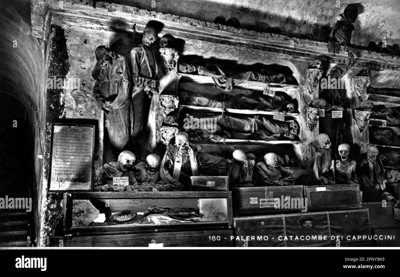 Tod, Friedhof, Katakombe, Catacombe dei Cappuccini, Palermo, Bildpostkarte, um 1930, ZUSÄTZLICHE-RIGHTS-CLEARANCE-INFO-NOT-AVAILABLE Stockfoto
