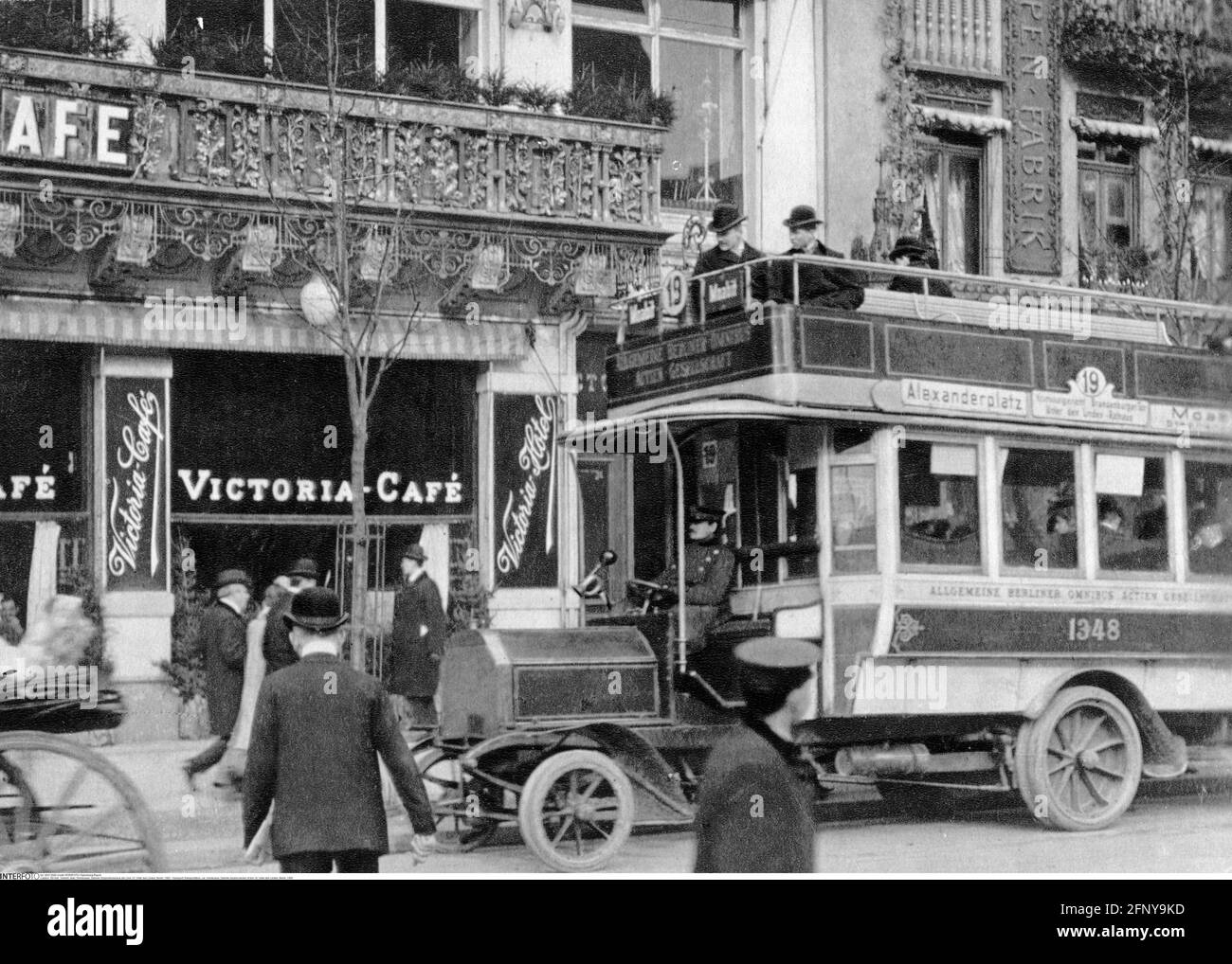 Transport / Transport, PKW, Omnibusse, Daimler Doppeldecker der Linie 19, unter den Linden, ZUSÄTZLICHE RECHTE-FREIGABE-INFO-NICHT-VORHANDEN Stockfoto