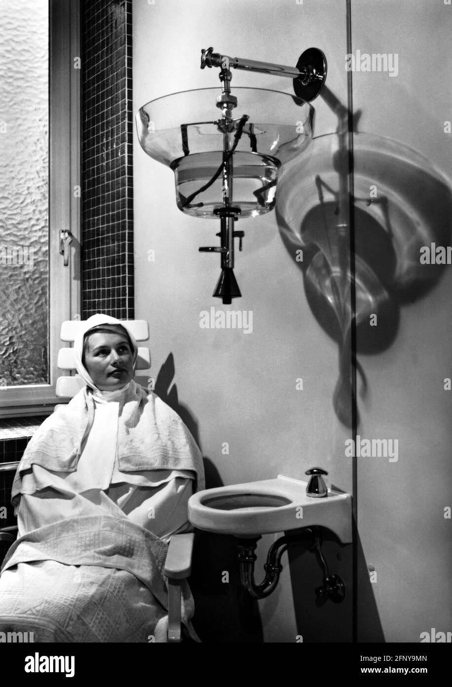 Medizin, Heilung, Inhalationsraum, Patienten während der Behandlung, um 1950, ADDITIONAL-RIGHTS-CLEARANCE-INFO-NOT-AVAILABLE Stockfoto
