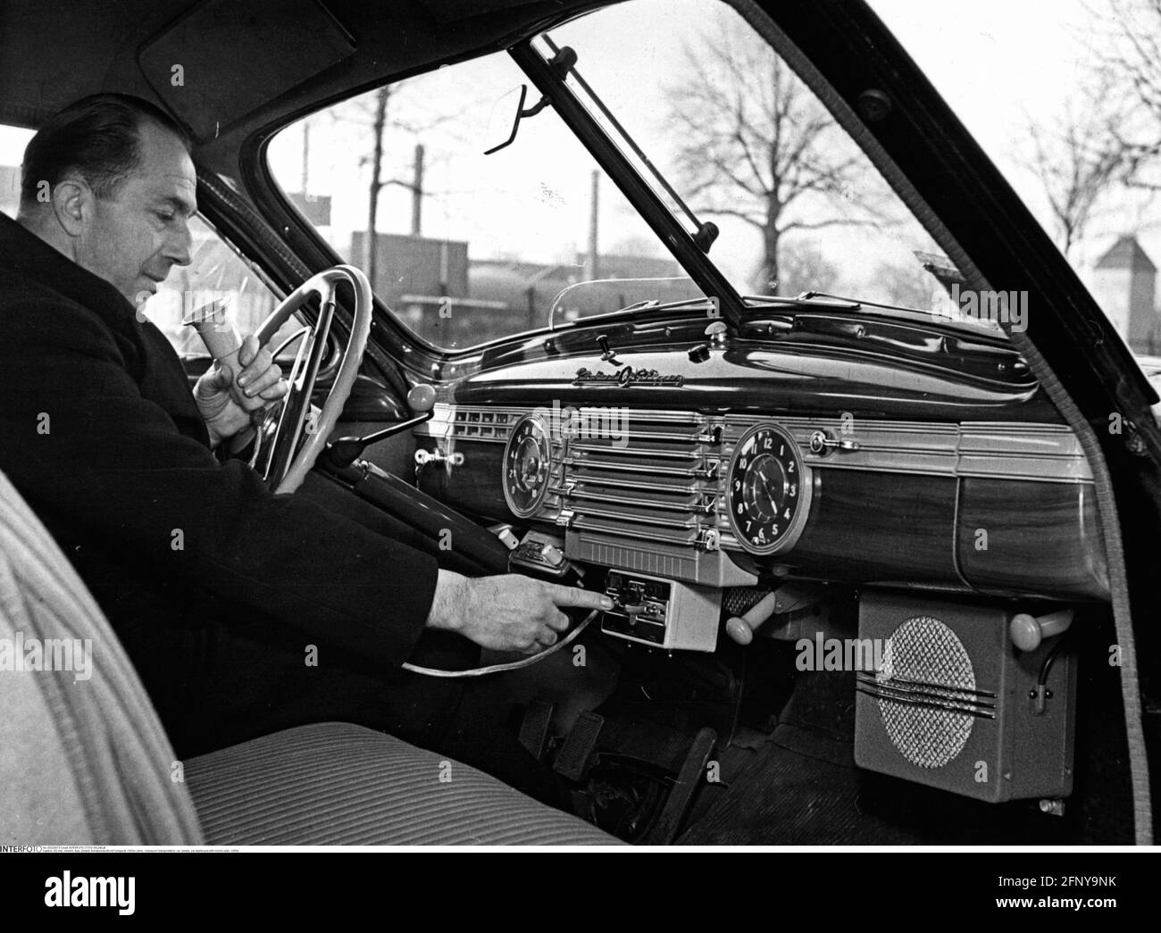 Transport / Transport, Auto, Details, Auto-Armaturenbrett mit Mobilfunk, 50er Jahre, ZUSÄTZLICHE-RECHTE-FREIGABE-INFO-NICHT-VERFÜGBAR Stockfoto