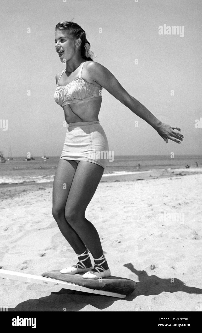 Mode, Strandmode, Schönheitskönigin Beverly Jocker im Bikini auf dem Sprungbrett am Strand, 1950er Jahre, ZUSÄTZLICHE RECHTE-CLEARANCE-INFO-NOT-AVAILABLE Stockfoto