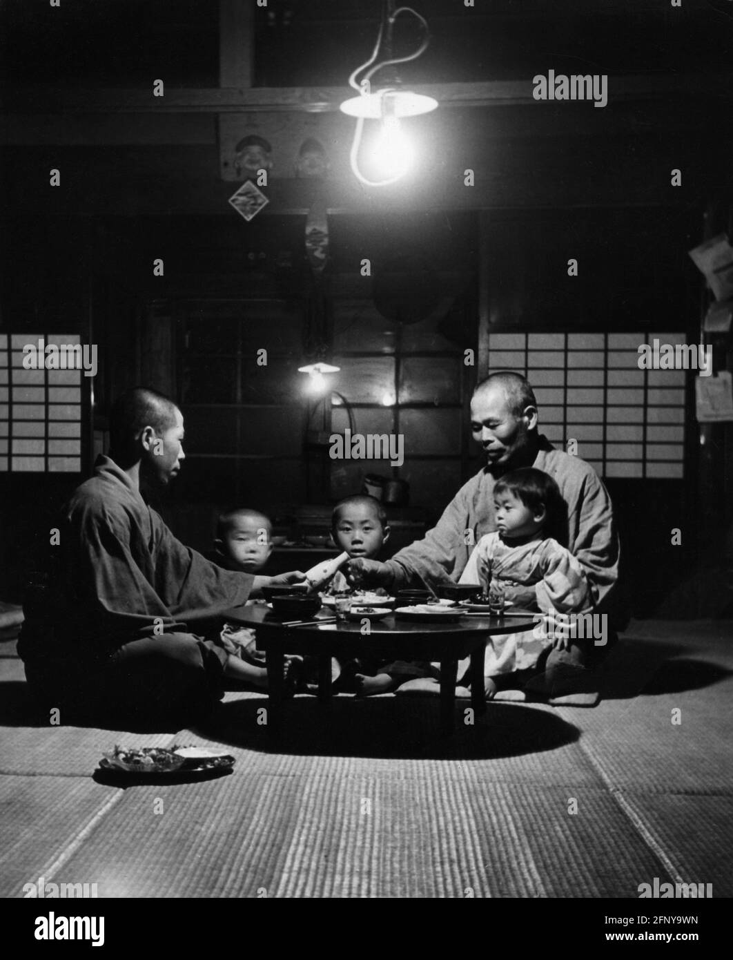 Geographie / Reisen, Japan, Menschen, japanischer Bauer mit Kindern, sitzend um den Tisch, 60er Jahre, ZUSÄTZLICHE-RIGHTS-CLEARANCE-INFO-NOT-AVAILABLE Stockfoto