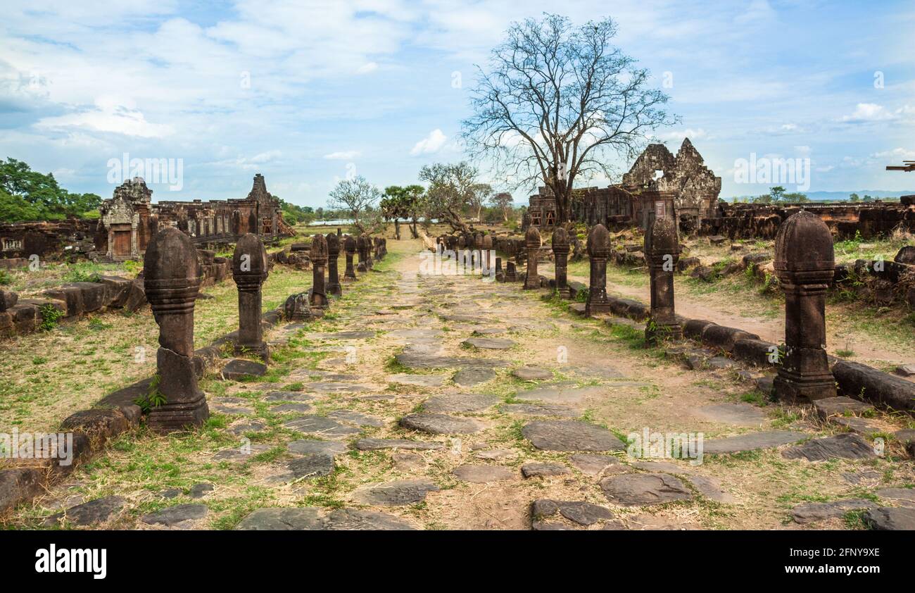 Untere Ebene des Wat Phu Komplexes, flankiert von den Nord- und Südpalästen. Champasak, Laos, PDR Stockfoto