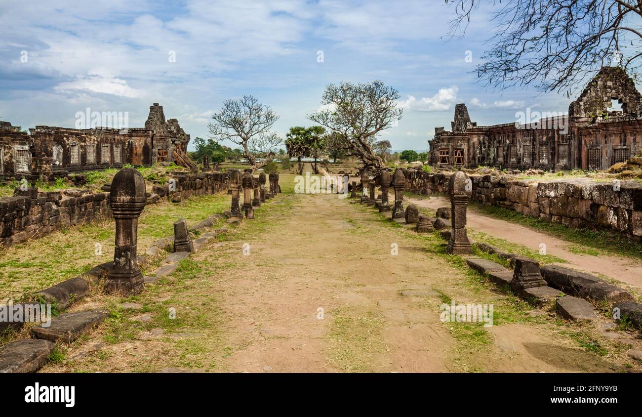 Untere Ebene des Wat Phu Komplexes, flankiert von den Nord- und Südpalästen. Champasak, Laos, PDR Stockfoto