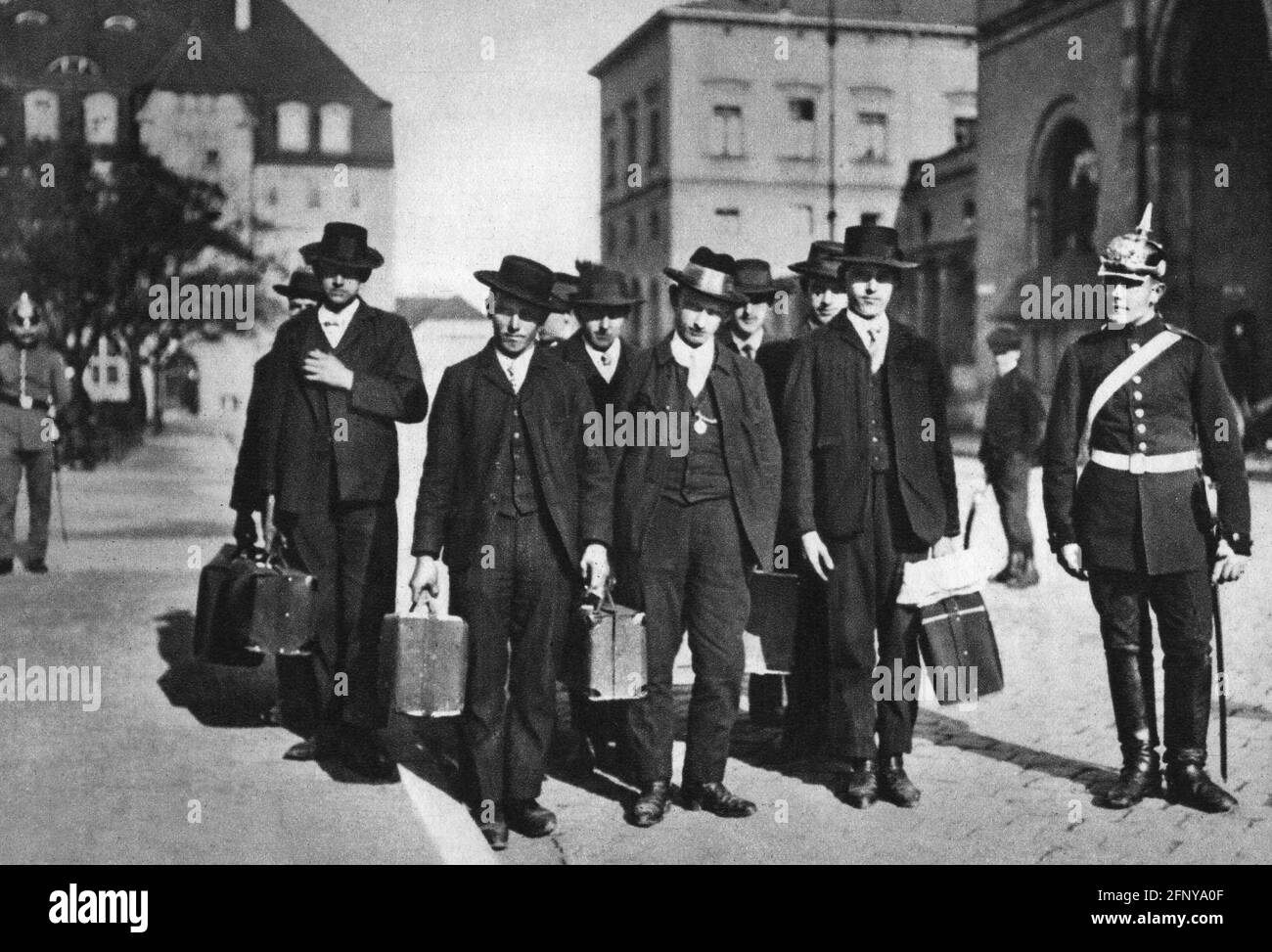 Militär, Bayern, Ankunft neuer Rekruten, rechts: Artillerie-Privatperson, München, um 1900, ZUSÄTZLICHE RECHTE-FREIGABE-INFO-NICHT-VERFÜGBAR Stockfoto