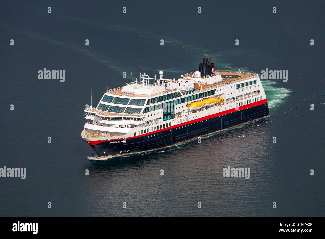 Hurtigruten Fähre auf dem Meer in Norwegen Stockfoto