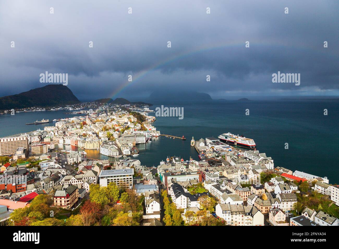 Regenbogen über Alesund an der norwegischen Küste Stockfoto